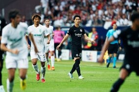 欧州CLを前に、「鎌田大地の機内ジャケット姿」と「長谷部誠と指揮官の青空会談姿」を公開！ 日本人2選手がコンディション上げ、敵地でマルセイユに挑む