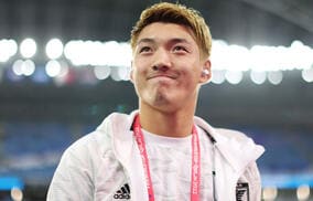 「お店にいた人いいな」「素敵だな」堂安律が地元の行きつけ店をサプライズ訪問、お客さんは驚き！ さらに店名を並び替えるとまさかの4文字に