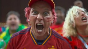 まさに“情熱の国”カメラに向かって絶叫するスペインサポーターが迫力満点