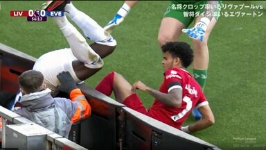 「危ない！」看板越えて大転倒→頭から“溝”に落ちる衝撃シーンにスタジアム騒然…「痛そう」「大丈夫か」とファンも心配