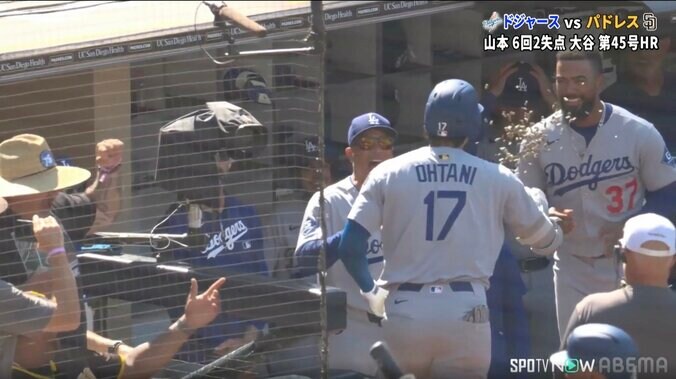 大谷翔平のダメ押し弾で「ロバーツ監督も嬉しそうですね」 前日2安打沈黙も主砲の一振りに“破顔” ベンチ前で待ち構えハイタッチ 2枚目