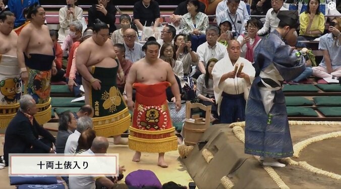 「ギャップありすぎだろ」炎鵬、凛々しい表情と“正反対”のキュートな化粧まわしにファン悶絶 3枚目