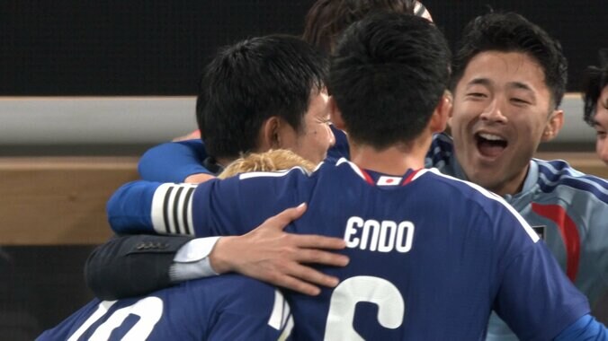 「感動したマジで」日本代表の“絆”に絶賛続々「一緒に喜ぶ姿が最高」「素敵すぎる」堂安律らが森保一監督と抱き合ってゴール祝福 4枚目