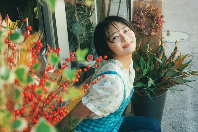 すみぽん、“一凛の花”を思わせる花柄美ビキニ姿 『旬撮GIRL Vol.30』誌面カット公開 1枚目