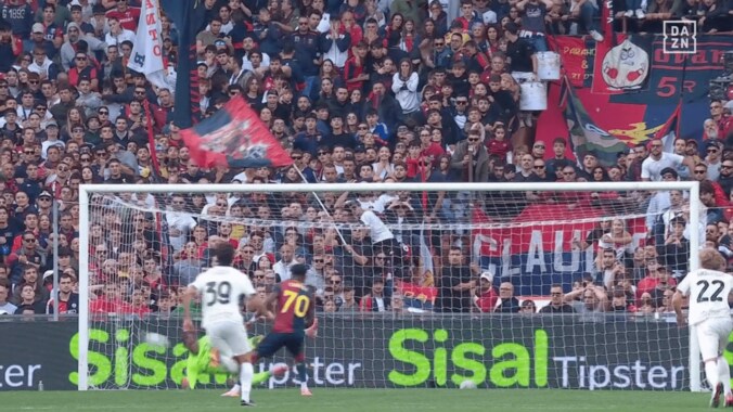 「救世主」「伝説だ」GK鈴木彩艶、まさかの“膝”でセリエA初のPKストップ！「ブッフォンですか？」「感動した」ビッグセーブ連発でMOM受賞 3枚目