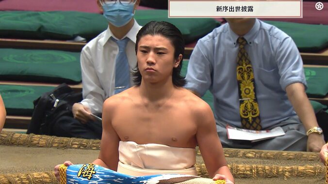 「化粧まわしブカブカw」新序出世披露、現役最軽量15歳・“57キロ”力士に熱視線 身長28センチ、体重123キロ差の兄弟子に借りるも…初々しい姿にほっこり 2枚目