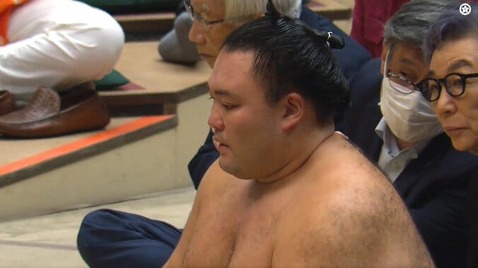 「え、これホンモノ?」朝乃山の背後に“まさか”の人物 熱海富士を撃破で館内騒然での一コマ 2枚目
