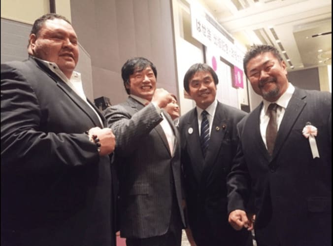 佐々木健介、アントニオ猪木・小橋・馳らと“屈強すぎる記念撮影” 3枚目