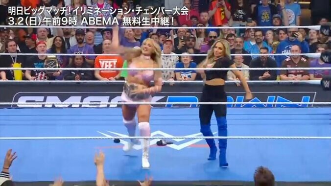 観客席にジャージを投げ入れる2人