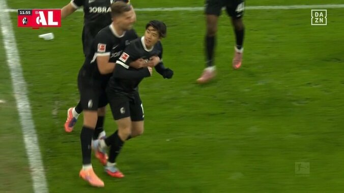 ウソでしょ！？ 鈴木唯人に「ドン引き」強烈ダイレクトボレー→名手ノイアーの脇をぶち抜く…ファン騒然「カッコ良すぎ」 2枚目