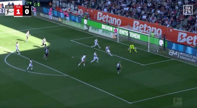 スタジアム騒然！ 堂安律、衝撃の“股抜きゴラッソ”「すげえええ」「エグいな」5枚の壁をブチ破る“逆足弾”で今季5ゴール目！ 2枚目