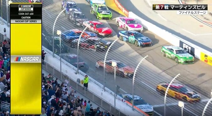 “最短”サーキットで約10台絡む珍しいクラッシュ「邪魔だ、邪魔だ」押し合い発端にコース上が「ぐちゃぐちゃ」大混乱 2枚目