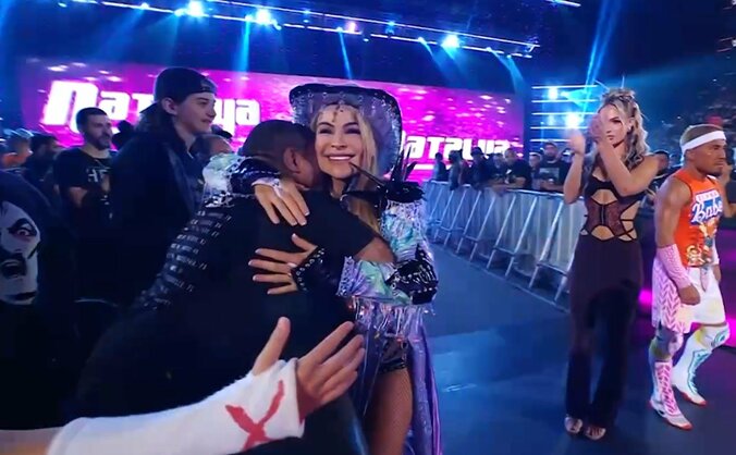 男性ファンと濃厚ハグのナタリア