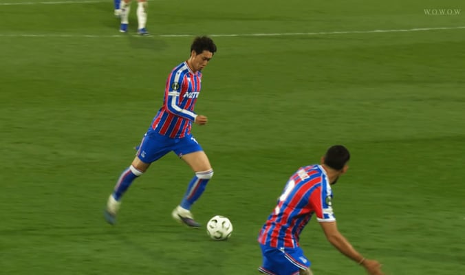 クロスを上げる鎌田大地