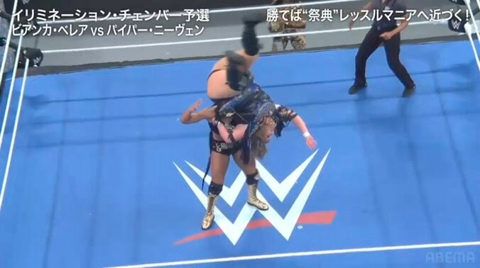 持ち上げられたバイパーはクルンと一回転