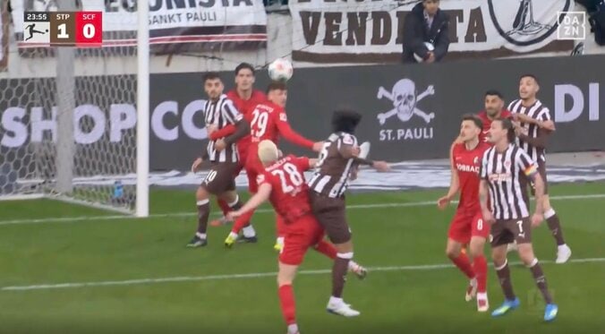 場内騒然！日本代表・安藤智哉、衝撃の“190cm豪快ヘッド”「打点高すぎ」強靭フィジカル→ドイツ代表の上から叩き落とす「デンジャー！」  4枚目