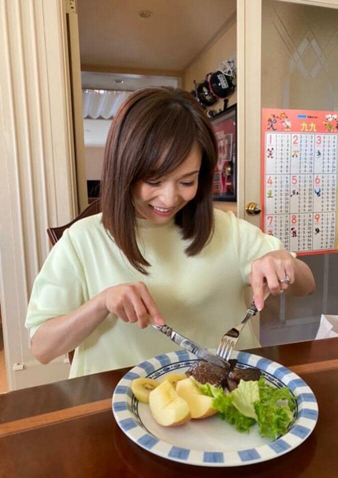  花田虎上、朝からステーキを食べる妻の姿を公開「いい笑顔」「羨ましい」の声  1枚目