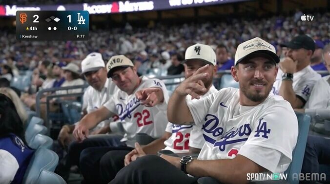 カーショーの元相棒が“今、試合観てるんだよ！” 急遽引退発表もスタンド観戦、カメラへ「22」見せる“粋な計らい”も 3枚目