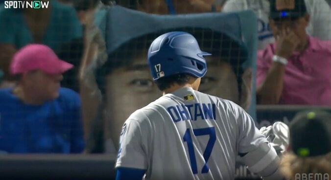 【写真・画像】球場騒然！大谷翔平、右手一本で“想定外の打球”「スゴすぎる」相手野手のグラブを弾き飛ばす一撃「片手なのに速いw」　1枚目