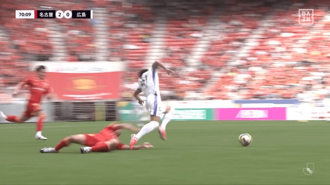 「レッドカードだろ！」名古屋FWの“超危険タックル”に批判殺到「悪質」「あのスピードで真後ろは…」広島FWが負傷退場→監督も判定に激昂「審判も罰を受けるべき」 4枚目
