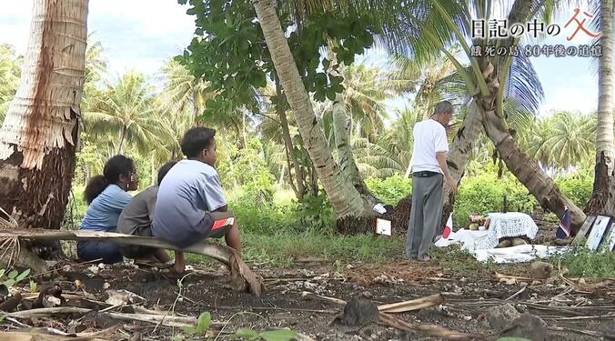 父の最期の場所に遺影を飾る勉さん