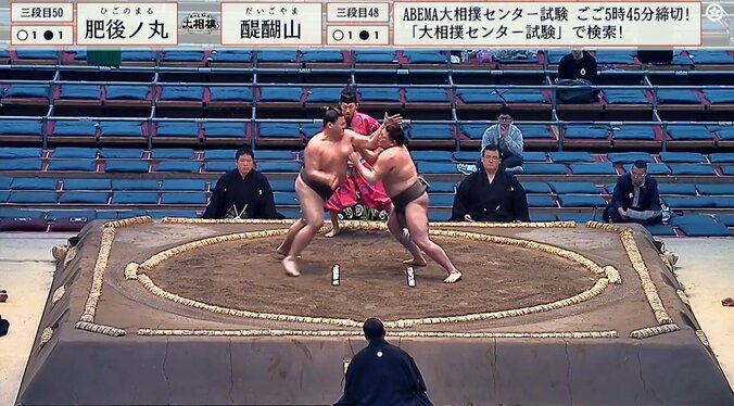 強烈な張り手が炸裂