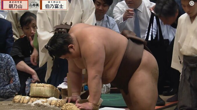「大事なところを…」伯乃富士、想定外の珍事に苦悶 土俵下で苦笑いも「笑顔出てるw」「その時の対応だ」呼出が“トントン”でファンほっこり 5枚目