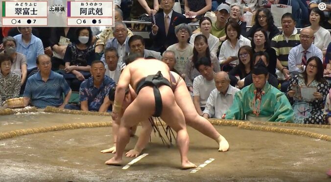 「お？なんだ」「ひさびさみた」館内どよめく一瞬の“妙技” 相手力士、両手を土俵につく「珍しいな」「技で勝った」ファンも注目 2枚目