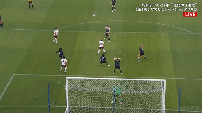なでしこ得点シーンで異変！“髪の毛”に気を取られアメリカ世界屈指SBがプレー放棄？レジェンドOBも「いじってる」とツッコミ 4枚目