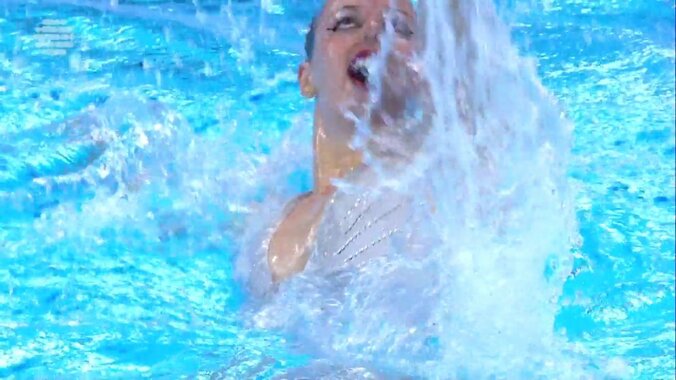 奇跡の“美脚技”炸裂！脚の付け根が露出する高さでピタッと静止...22歳の高難度“アンバランス”が鳥肌もの！会場大喝采の圧巻パフォーマンス 5枚目