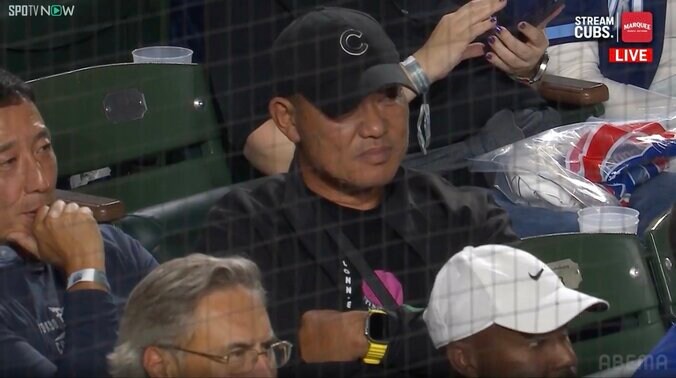 カブス戦を“大物OB”が現地観戦！「福留がいる」「観に来てたんか！」現地中継に鈴木誠也を撮影する姿が捉えられる 3枚目