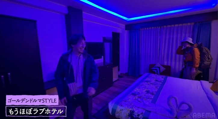 【写真・画像】ひろゆきとラブホ風の部屋で添い寝…令和ロマンくるま、寝相にクレーム「やばかったです」 2枚目