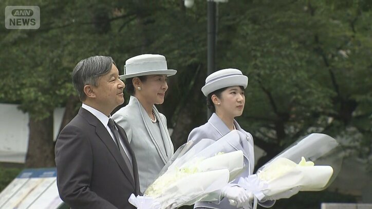 長崎市の平和公園を訪れて花を供えた天皇ご一家
