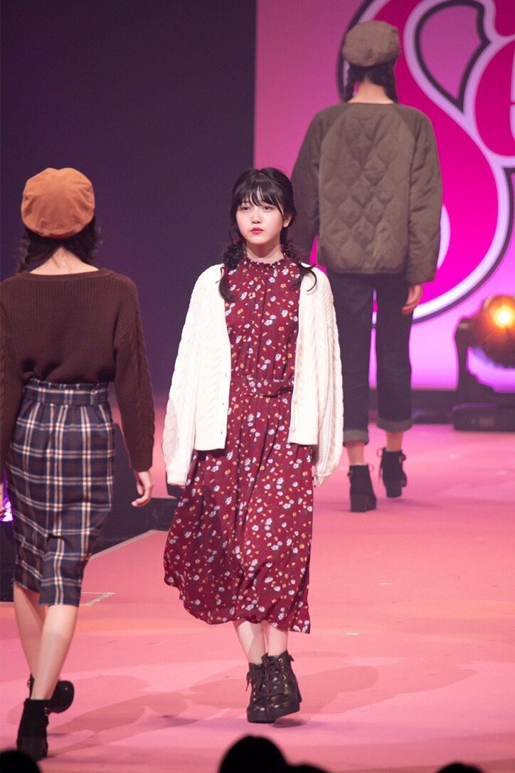 乃木坂46久保史緒里『華のSeventeen』イベントに2年連続出演、ランウェイ笑顔で闊歩