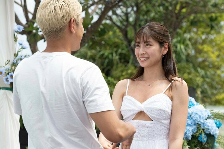 美人すぎるカフェ店員、カップル成立でイケメンとチュー「これは昨日のお返しね」