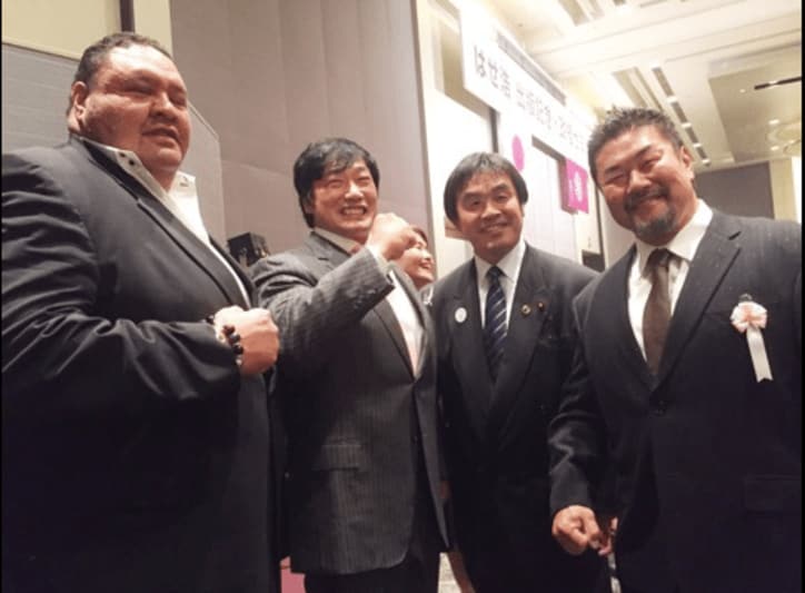 佐々木健介、アントニオ猪木・小橋・馳らと“屈強すぎる記念撮影”