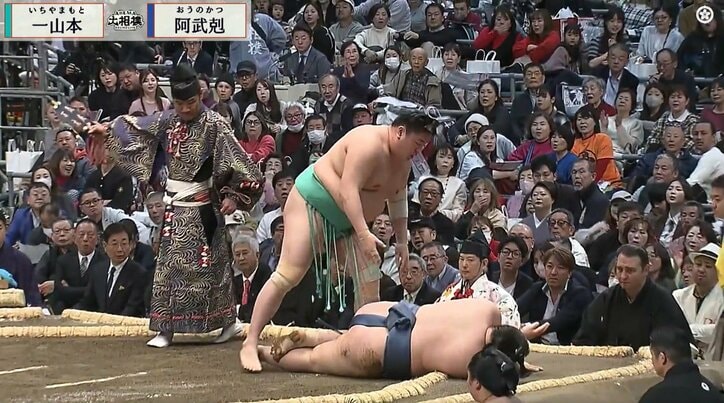 不自然に崩れ落ちた阿武剋