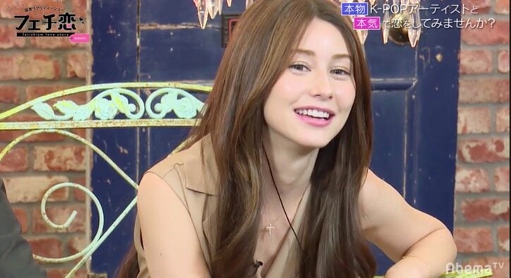 机の下で太ももを触り手を奪い合う!K-POPイケメン歌手を巡る女の戦いに、ダレノガレ「こんなことする人いるんだ」