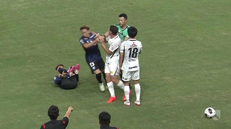 「軽率だな」浦和10番マテウス・サヴィオが“最悪の突き倒し”で2枚目イエロー→退場処分に「熱い性格が裏目に出たか」