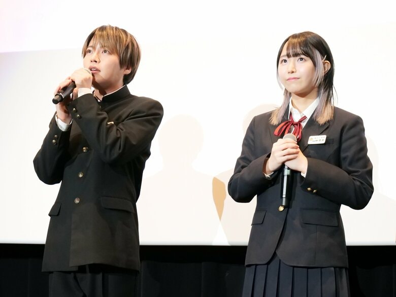 „Die Inner-Color-Färbung ist noch da...“ Die Synchronsprecher Shun Horie & Hina Yomiya erscheinen in Schuluniform! Bericht zum Bühnengruß der Kinopremiere von „The Dangers in My Heart: The Movie“