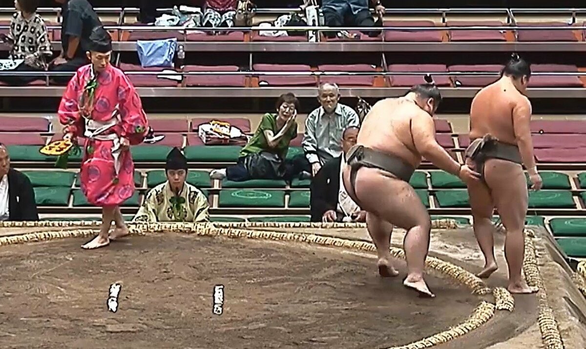 力士が突如、自ら土俵の外へ… ファン困惑の異常事態 「なんで諦めとる