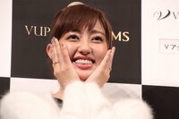 新婚・菊地亜美、ラブリーなピンク色のエプロン姿を公開「素敵な奥さん」「癒される」と反響