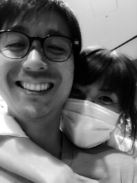 hitomi、幼い頃の孤独な過去を告白　結婚記念日に“家族”を考える
