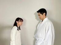 西野七瀬＆永山絢斗、ホワイトコーデでの“にらめっこ”姿を公開し、ファン称賛！「今の二人最強」「可愛いペア」