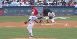 何が起きた…？ ド軍投手、流血トラブルでハプニング「正気じゃない」 負傷した手でピッチャー返しを“素手キャッチ”「危険すぎる」