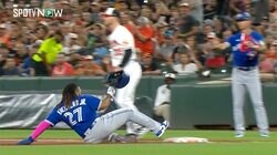 それ、捕るんかい！超華麗な背走キャッチ→打者頭抱える→ゲレーロJr.は爆速で帰塁　「あせあせ」慌ただしくもコミカルなシーンが話題