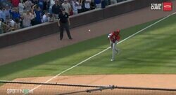 衝撃の爆肩！ あれっ？ なんで刺された…！？ “驚愕のレーザービーム”がヤバすぎる　規格外の超人・デラクルーズの“ストライク返球”に走者ドン引き