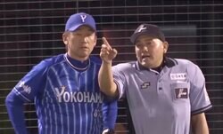 球場騒然！ “ハマの番長” DeNA三浦監督が怒りを押し殺して審判と話す姿が怖すぎる　ベンチを飛び出し、静かに審判のもとへ