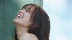 日向坂46佐々木久美、パステルブルーのワンピースでの“幸せムード”ショット 1st写真集の先行カット第2弾