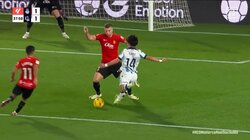 「愛されてるな」久保建英、高速ドリブルから相手のタイミングをずらす変態シュート炸裂！今季7得点目も古巣相手のゴールにノーセレブレーションで「気遣いができる」「いいやつ！」とファン感動